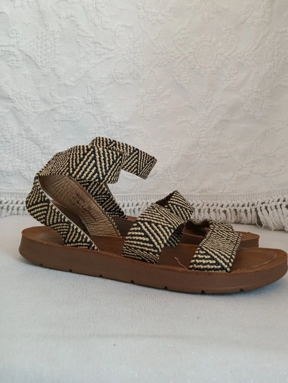 Cushionaire Indego Sandals black Woven raffia Stretchy Flats Memory Foam Boho 8M